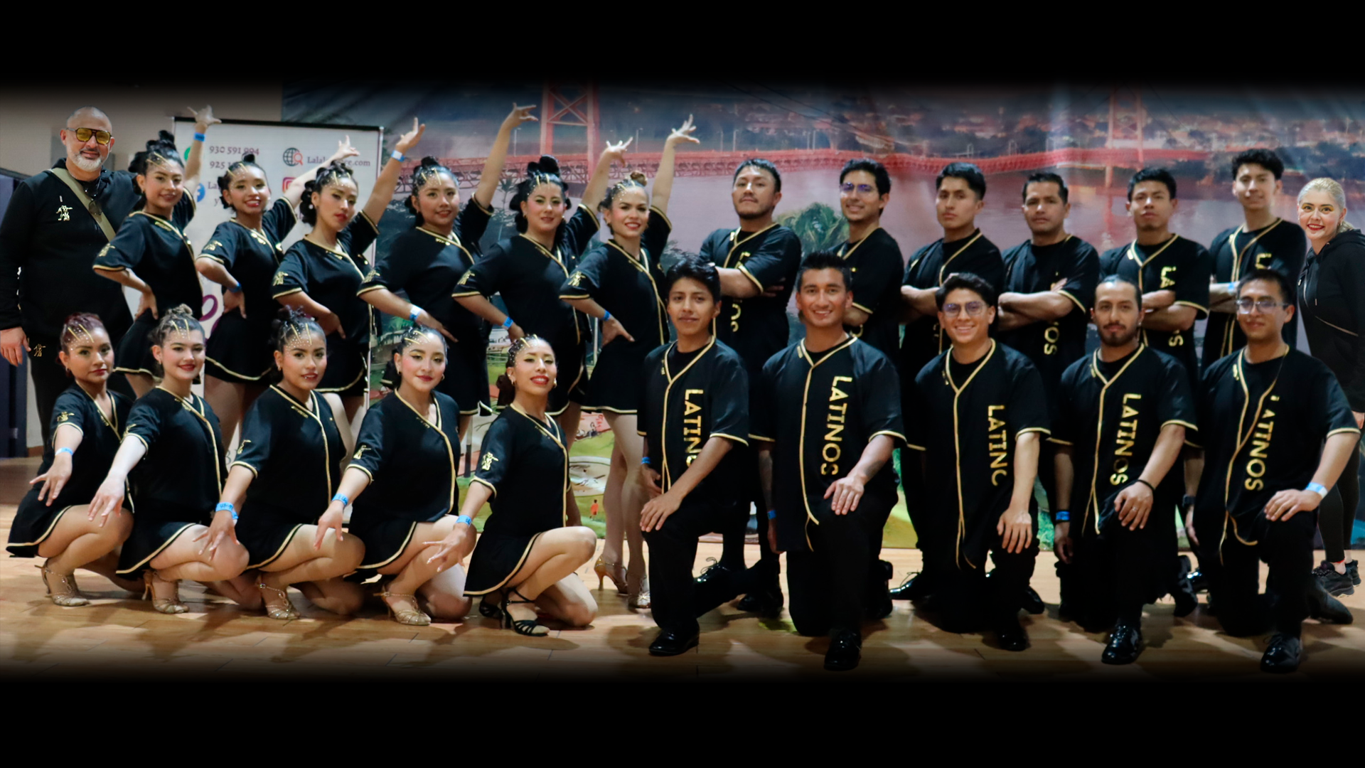Estudiantes de baile latino practicando en el estudio